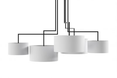 Noon 5 LED Leuchte in Weiß: Moderne Hängelampe mit fünf zylindrischen Lampenschirmen und schwarzer Aufhängung.